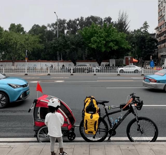  爸爸|94年单亲爸爸带女儿骑行拉萨惹争议，71天走了4139公里：“宝贝，我想送你星辰和大海！”