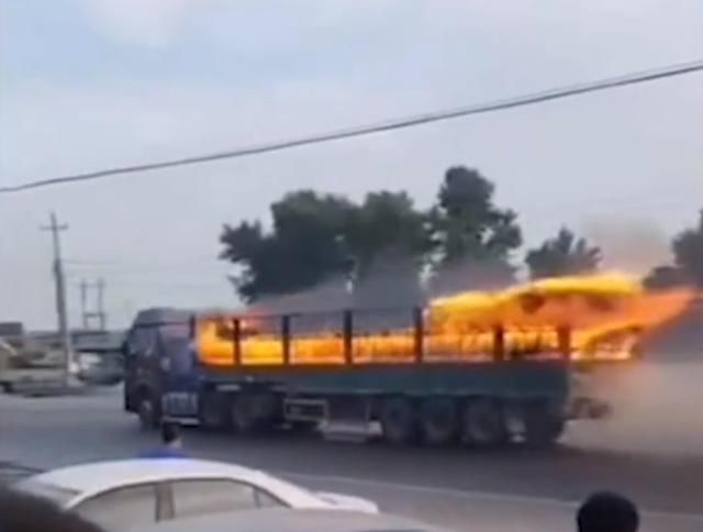  感动|司机开“火车”冲出闹市，背后的原因让人感动 | 沸话