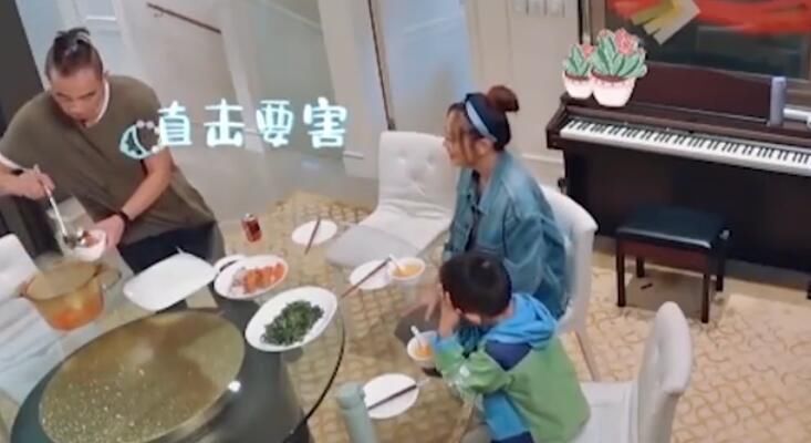  做饭|陈小春首次给Jasper做饭，谁注意饭桌上放的菜？打脸大半个娱乐圈