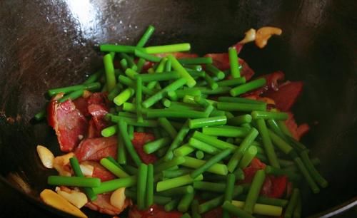  蒜薹炒腊肉|《中餐厅4》张亮做的这道菜，下锅随便一炒真叫香，米饭连扒了3碗