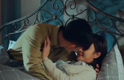  位置|张一山跟女演员拍吻戏，有谁注意他手放的位置？粉丝喊话杨紫快来