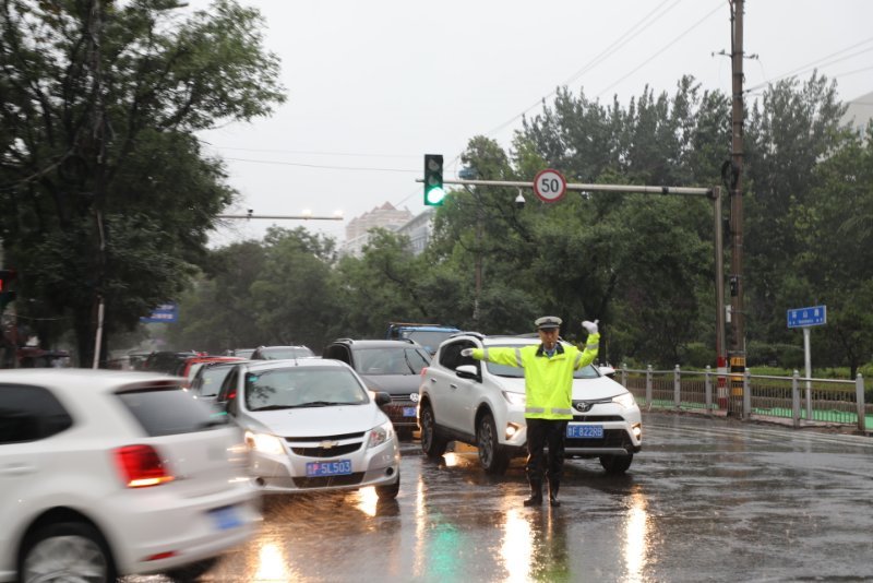  风雨|烟台交警，风雨中的逆行者！