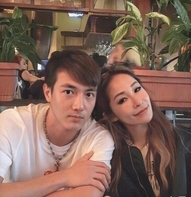  差距|萧亚轩素颜长啥样？卸掉浓妆差距太大，小16岁男友真的不介意吗？