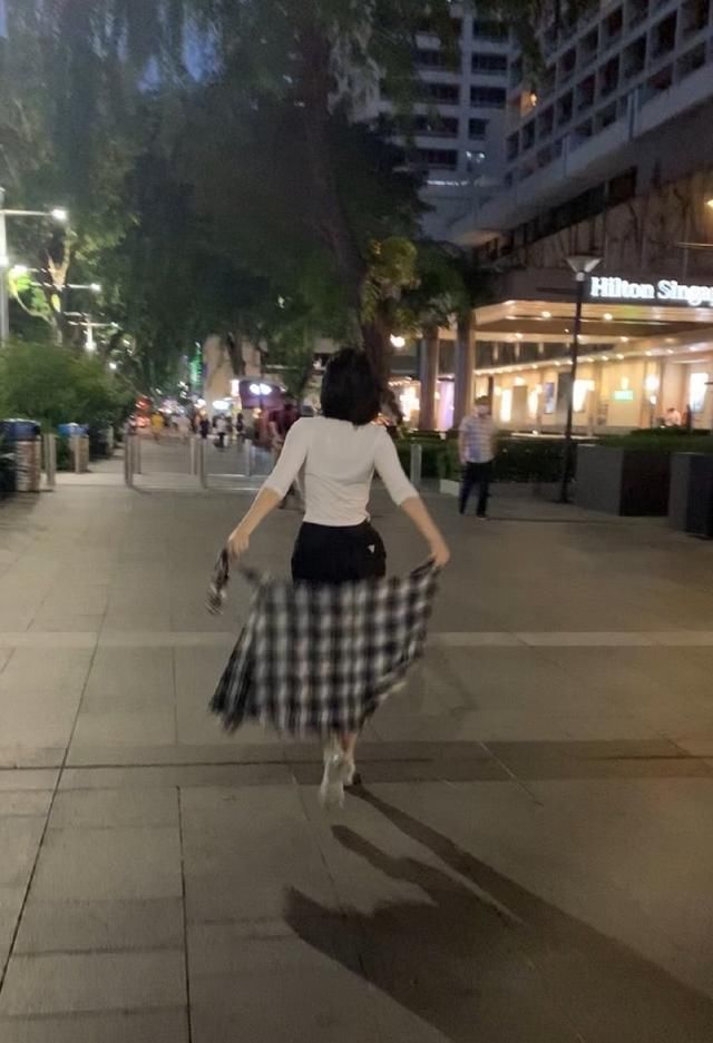  风情万种|51岁许晴街头被偶遇，回头风情万种眼神诱人，上围傲人超身材有料