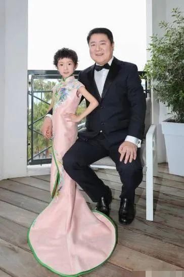  老公|45岁阔太金巧巧晒美照，3岁儿子长相似老公，一年学费14万？