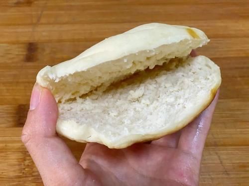  不腻|两片饼子夹着肉，酱汁外溢，爽而不腻