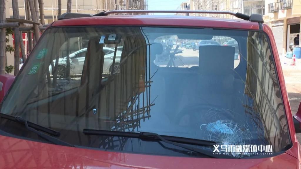  从天而降|吓人！3米长的竹竿从天而降，汽车挡风玻璃都...