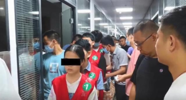 场面|121名女主播被集中押解场面浩浩荡荡 案情细节曝光网友直呼活该