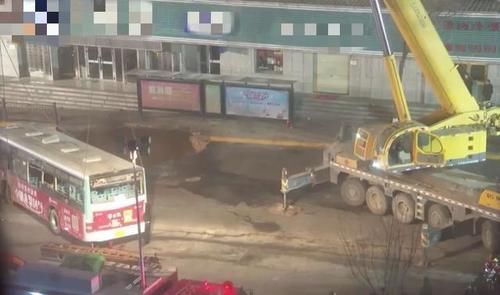  西宁|西宁地陷“吞噬”1辆公交，1人失联至今，官方公布“罪魁祸首”