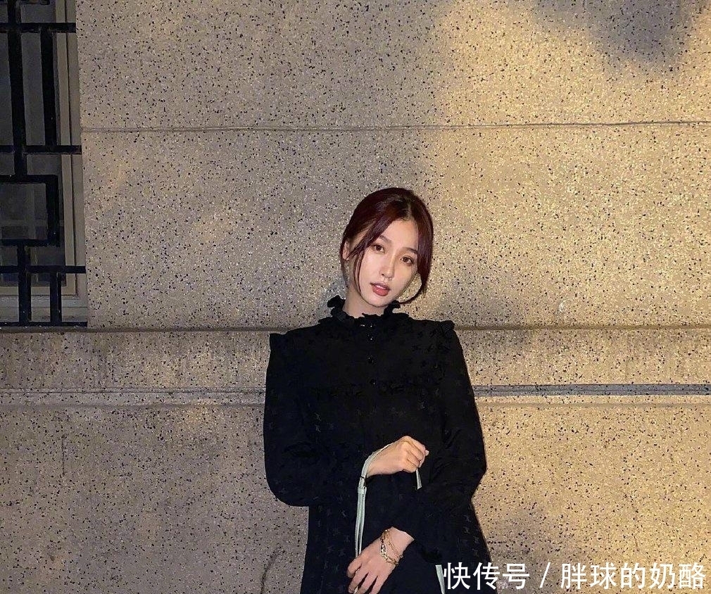  中裙|虞书欣的衣品又提升了，黑色宽松中裙慵懒随性，既显贵气又显气质