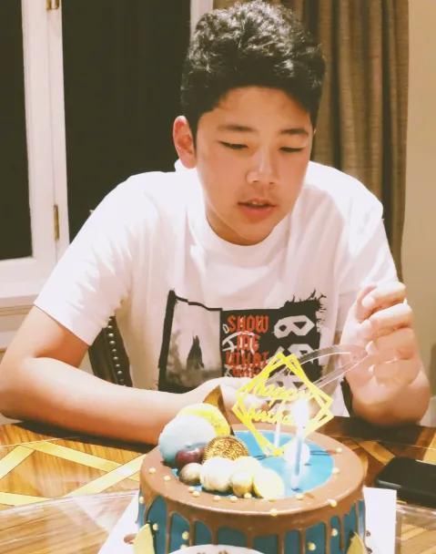 追成|有种逆袭叫《爸爸去哪儿》的石头,当初嫌他丑,现在追成狗