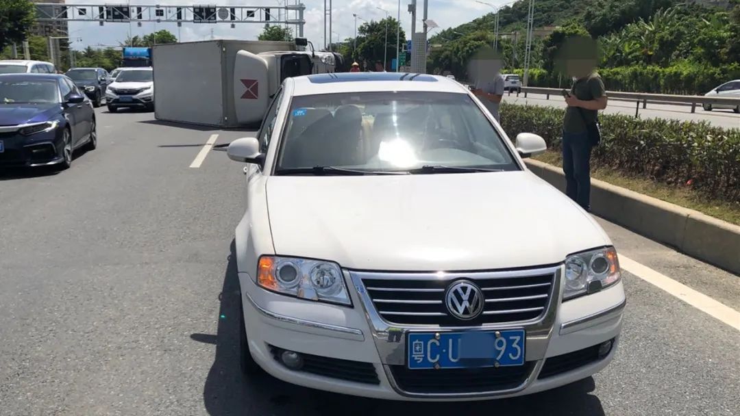  瞬间|女司机珠海大桥遇惊魂！大车飞车侧翻被压瞬间，她做这件事捡回一命！