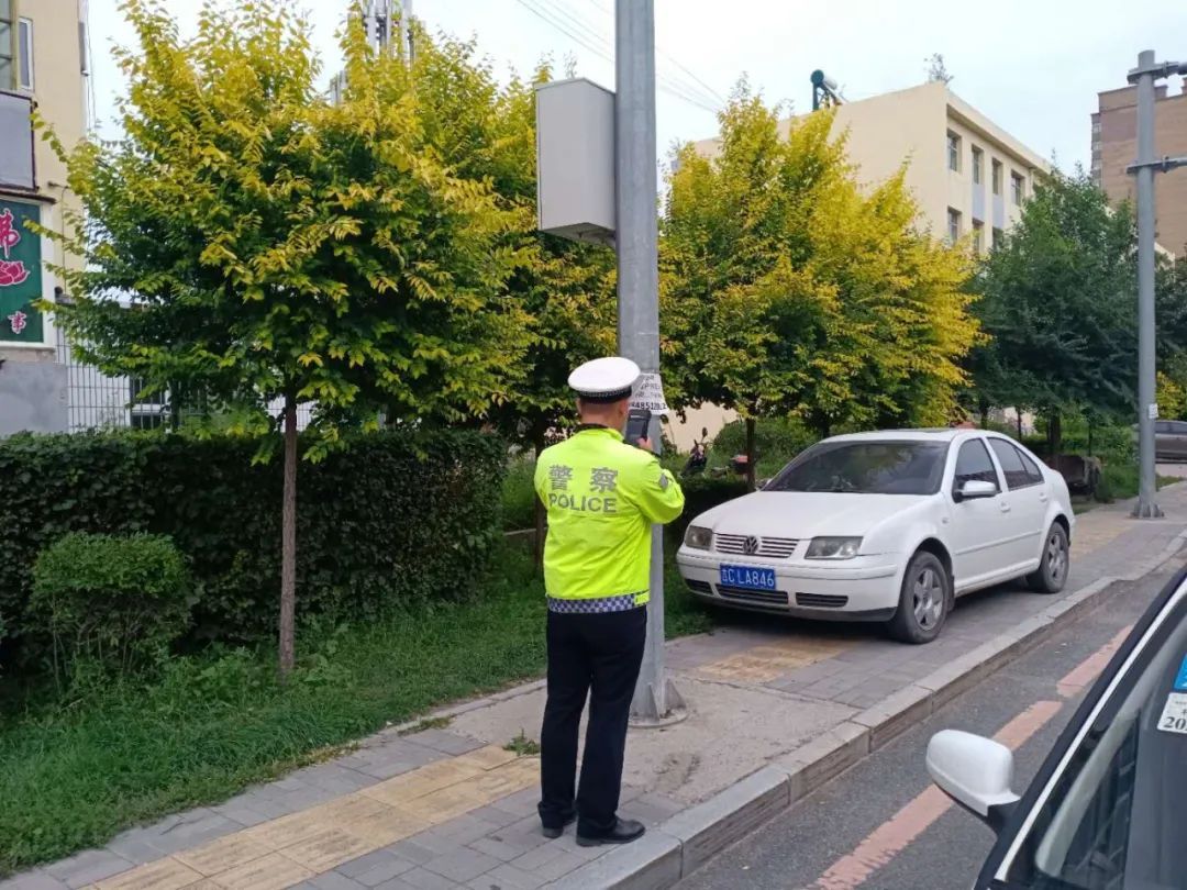交通|霍市交管大队开展乱停乱放交通违法行为专项整治行动