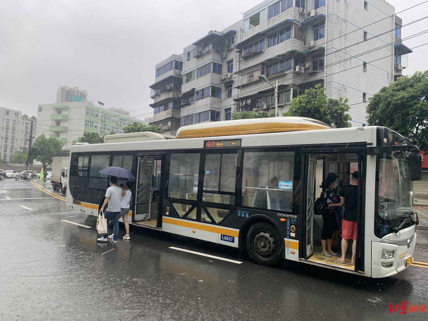 工作人员|直击现场：雨中成都大学后门站，工作人员劝导公交车折返