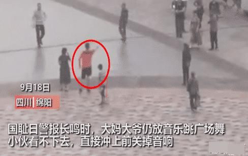 跳舞|国耻日警报长鸣，广场舞大妈依旧欢快跳舞，男子的做法大快人心！