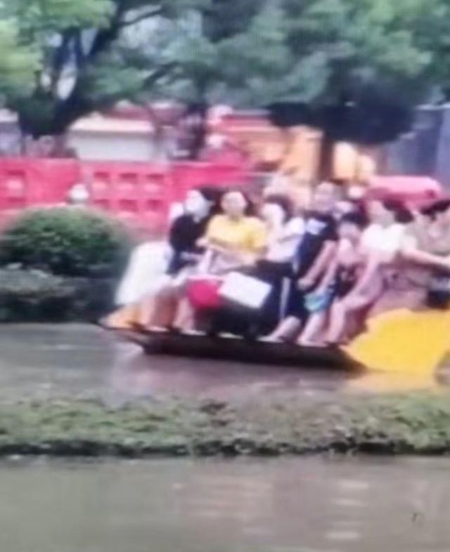  挖掘机|“洪水中救下14人”，这是挖掘机中的“救人机”