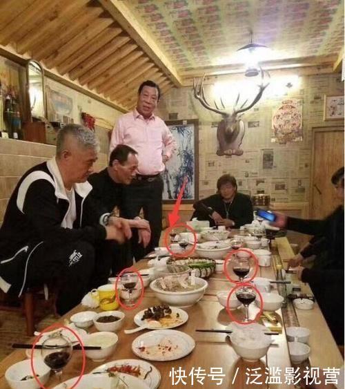 豪宅|赵本山不住豪宅回农村,头发花白满脸皱纹,灶台旁烧火做饭有精神