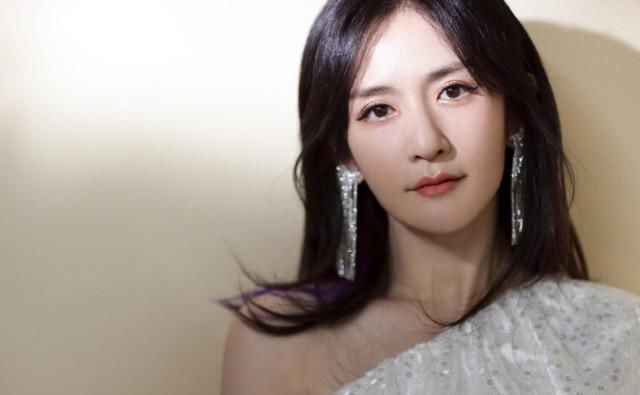 散步|谢娜带女儿散步,跳跳俏俏高情商答出“回家的路”,老母亲被暖化