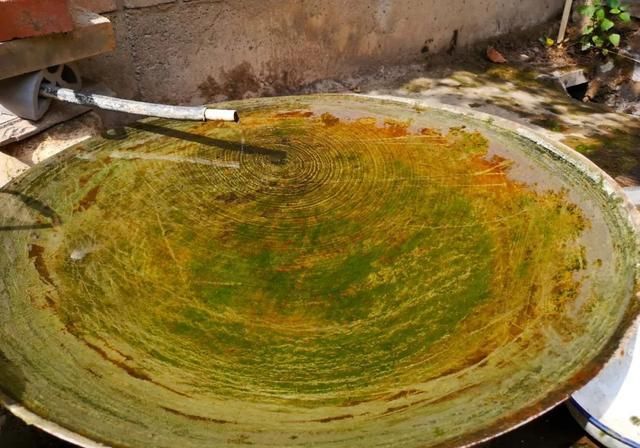 居住|云南深山有座寺庙,建在悬崖上距今千年,独自居住着一位中年男子