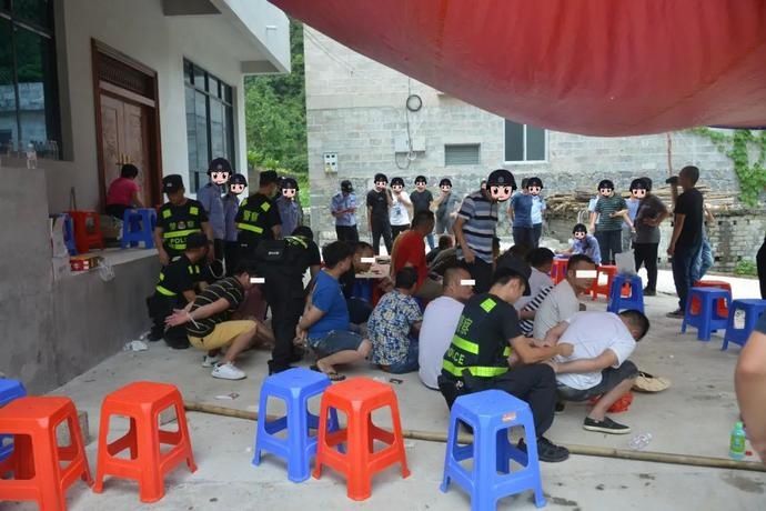 大新县五山|光天化日之下，大胆赌徒“支摊聚赌”被警方一锅端