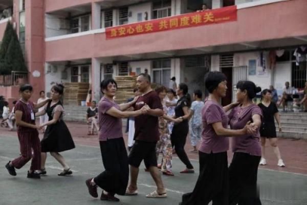 鄱阳县油墩街镇彭家|新房泡在水中，一家三口留住二楼，出入靠划船