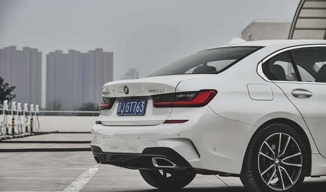  逃不出|逃不出“真香”定律！最便宜的宝马3系长轴版，开起来什么感觉？