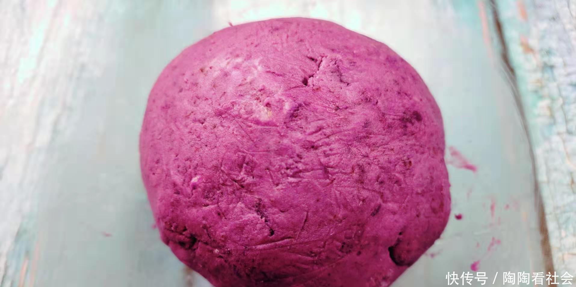  紫薯|紫薯别再蒸着吃啦，加点糯米粉搅一搅，我家这样做总是吃不够