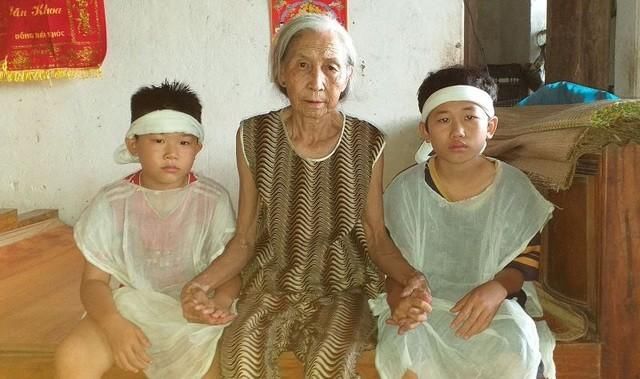 孙子|儿子儿媳都患精神疾病儿媳又自杀，8旬老妇只能独自抚养2个孙子