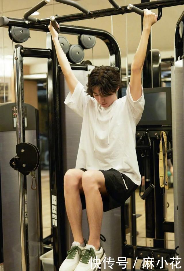 没了|王俊凯的“健身照”被疯传,没了10级美颜,这侧颜是真实的吗?