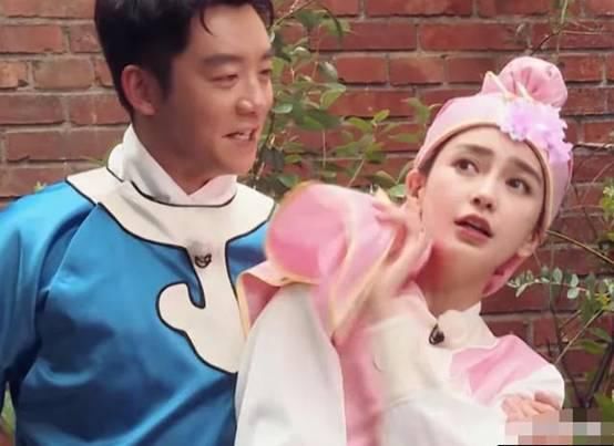  郑恺|郑恺抱着baby演戏，谁注意他手搂哪？这是对老婆最大的尊重