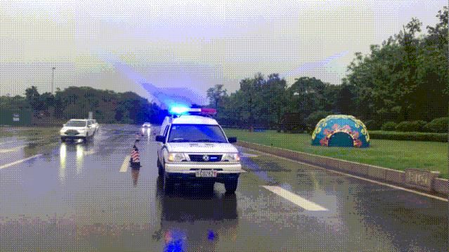  处置|暴雨来袭交警迅速出警处置事故和积水