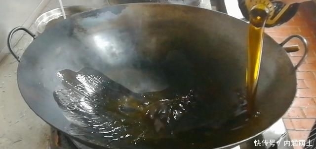 烧鸡|淮扬菜大厨改良员工餐将香菇烧鸡这么做,鲜香微辣,开胃下饭