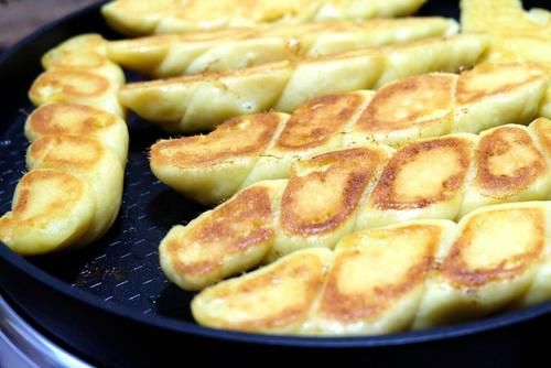  玉米面卷子|玉米面做面食不用蒸，松软细腻底部焦脆，比蒸的香，全家都爱吃