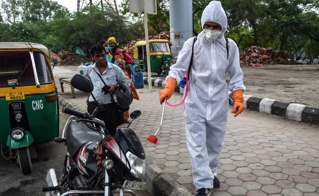 马路|印度新冠患者租三轮车去医院途中去世,被扔在马路中间无人照看