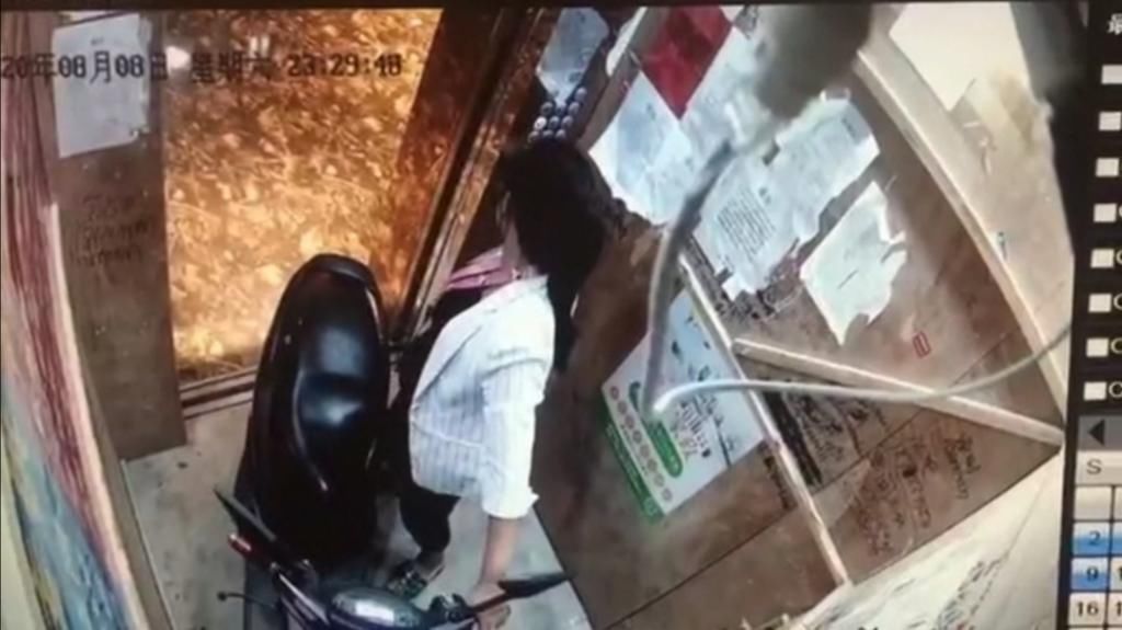 瞬间|女子骑电动车坐电梯，电瓶突然冒烟起火，电梯厢瞬间被浓烟吞噬