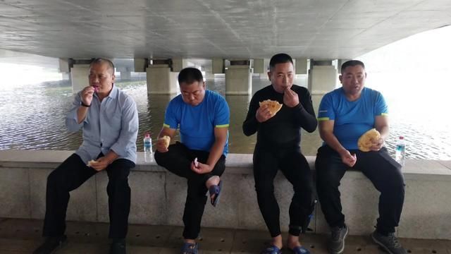  民间|民间救援队15年义务捞尸477具，打捞主要靠手摸，握手却被朋友嫌弃