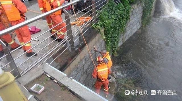  齐鲁晚报|突降大雨老人被困桥下！龙口消防膝盖深水中蹚行紧急救援