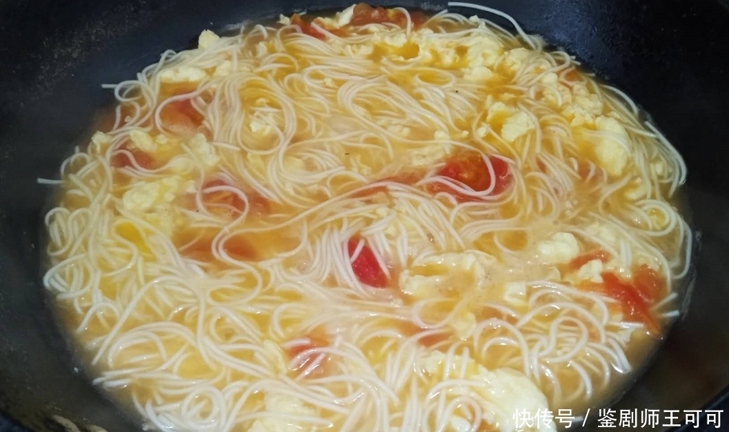 西红柿鸡蛋面|最简单的快手饭,5分钟做两碗,没有大鱼大肉,却吃得舒服