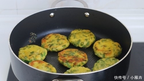 粗粮|不用早起也能吃到,粗粮发面早餐饼,加点菜叶如此煎,味道真是好