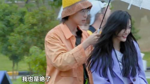  担心|吴宣仪雨天学车突然摔倒，她却担心右腿伤势，原因让观众怒赞