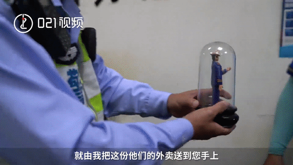 霸气|消防车被堵,外卖小哥上海街头霸气指挥交通,被重奖了