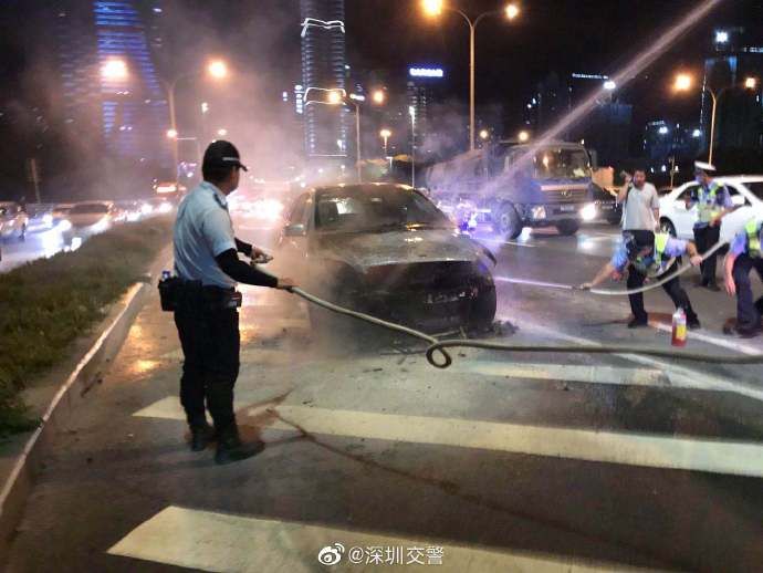  紧急|车辆自燃 ，交警紧急扑救