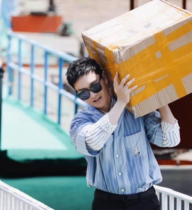  心疼|2天刷1200个碗，吃顾客的剩饭剩菜，43岁黄晓明努力到让人心疼