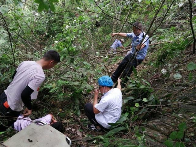  山崖|小车摔下百米山崖司机卡在山腰，大义村民镰刀劈树砍出生命之路