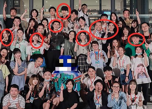  收官|《中餐厅4》收官晒大合照，赵丽颖杨超越分两边，刘宇宁最特别