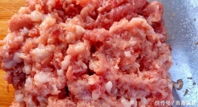猪肉|拌猪肉饺子馅时,加水万万不可,省掉这一步,饺子馅更鲜更嫩