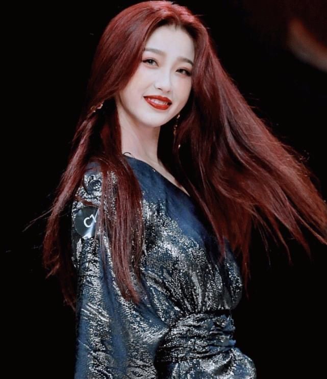  自信|虞书欣红发走秀太飒，神采飞扬特自信，用气场在线撩！