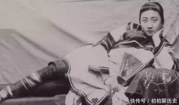 穷人|罕见清末老照片侧躺招客的青楼女子，衣不蔽体的穷人百姓