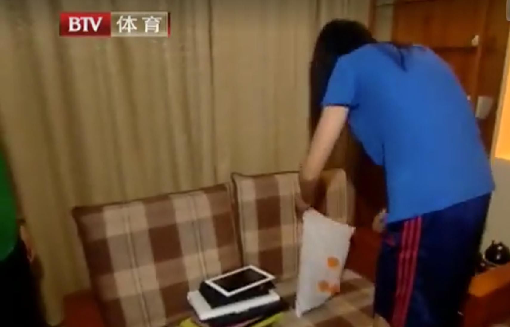  全队|冯坤曾给17岁朱婷当教练！带国青让小朱代收全队手机，朱婷一脸青涩