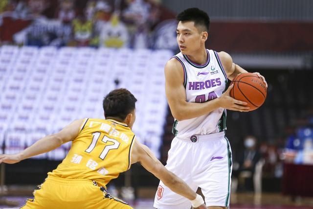  广厦|狼狈！孙铭徽挑翻郭艾伦，却被21岁CBA新秀打急眼了